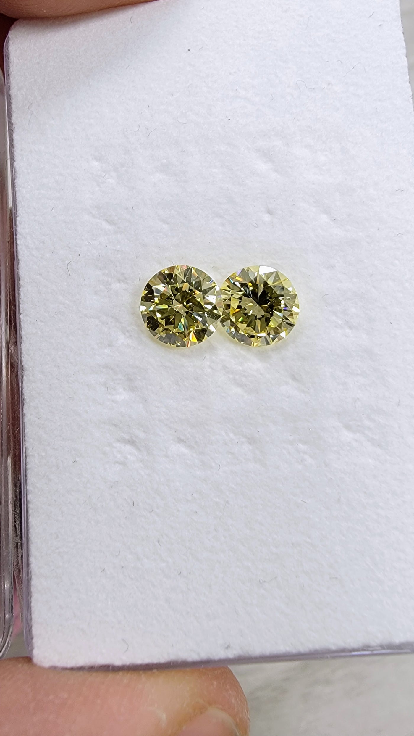 0.91ct & 0.94ct Fancy Yellow Rounds VS GIA